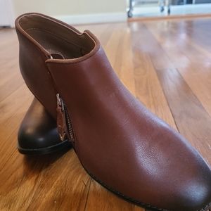 Vionic Cecily Ankle Boot: New, never worn, no box